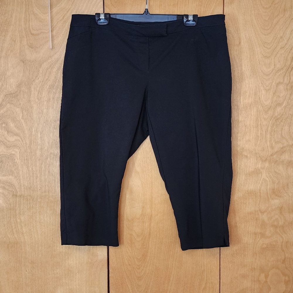 Reitmans black capris size 16